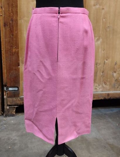 CARVEN
Outfit in pink fabric with snap-fastening...
