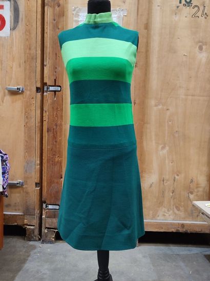 CARVEN
Set in green fabric consisting of...