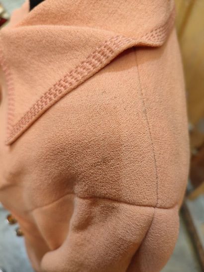 CARVEN
Salmon silk crepe and topstitching...