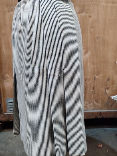 CARVEN
Outfit in black-striped white fabric...
