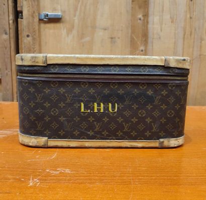 LOUIS VUITTON
Set of two soft suitcases and...