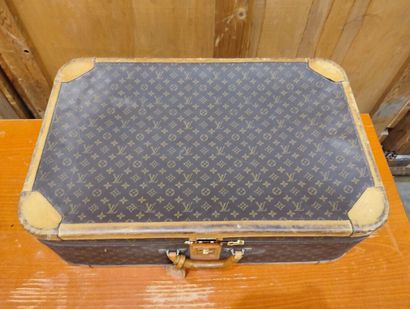 LOUIS VUITTON
Set of two soft suitcases and...