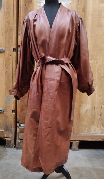 LOEWE
Long belted coat in cognac leather

Size...