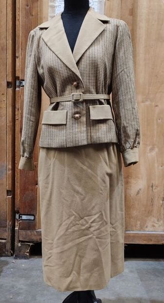 CARVEN
Beige ensemble with belted Prince...