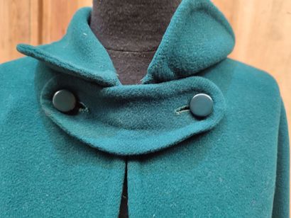 CARVEN
Fir green cape