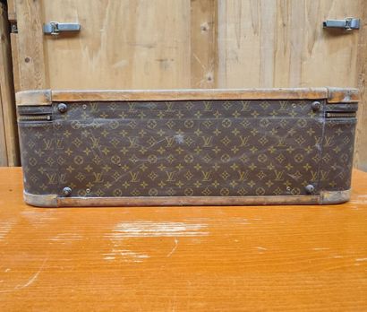 LOUIS VUITTON
Set of two soft suitcases and...