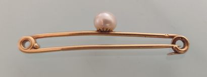 Ensemble de deux broches et un *pendentif...