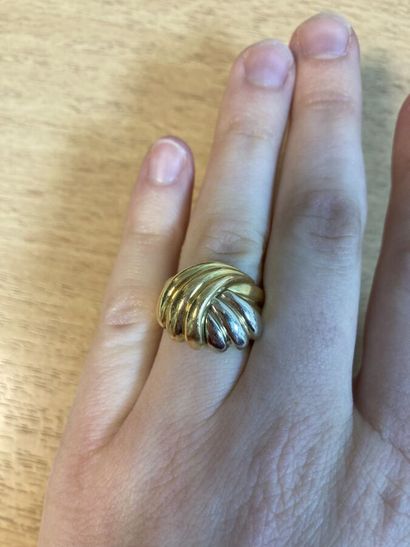 Ring in two-tone 750-thousandths gold, the...