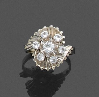 Bague en or gris 750 millièmes, le centre...