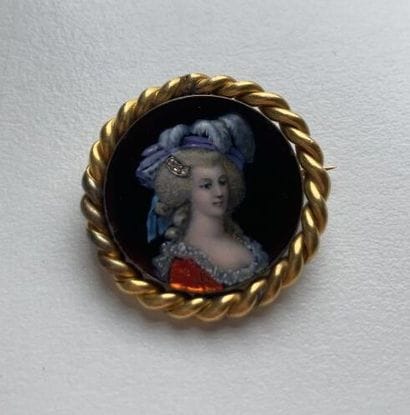 Broche de forme ronde en or jaune 750 millièmes...