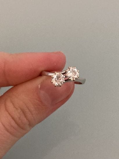 Bague en or gris 750 millièmes ornée au centre...