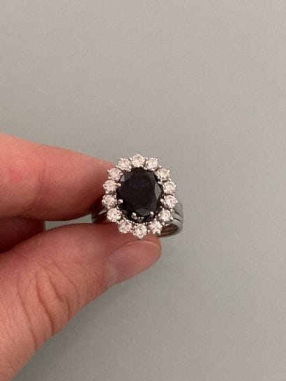 Ring in 750 thousandths white gold, the center...