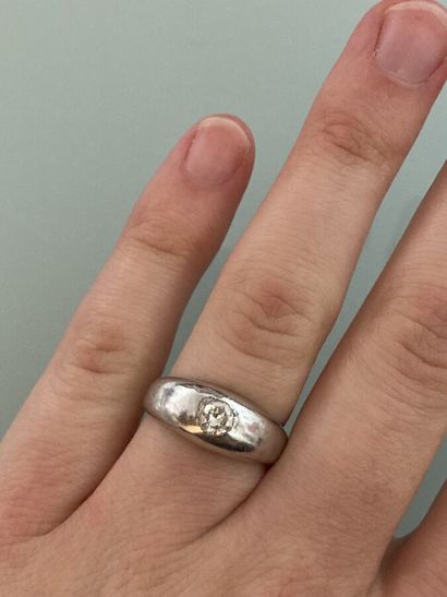 Bague jonc en or gris 750 millièmes ornée...