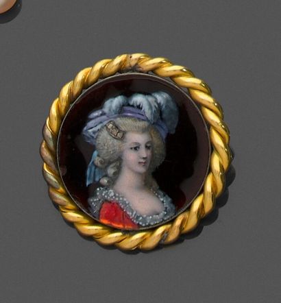 Broche de forme ronde en or jaune 750 millièmes...