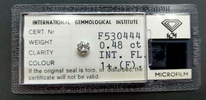 Round brilliant-cut diamond in plastic. Accompanied...