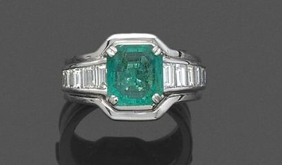 Bague en or gris 750 millièmes, le centre...