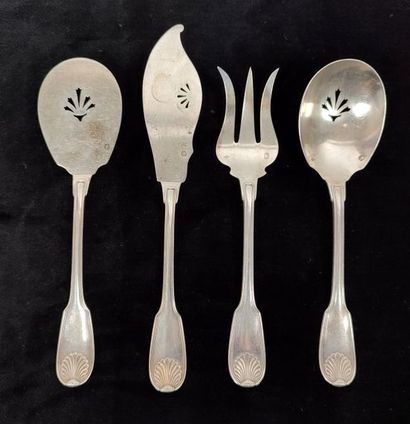 Ménagère en argent, modèle à filet et coquille,...