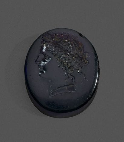 Grande intaille gravée d'un profil d'Aréthuse
Verre...