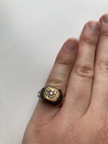 Ring in 750 thousandths yellow gold, the...