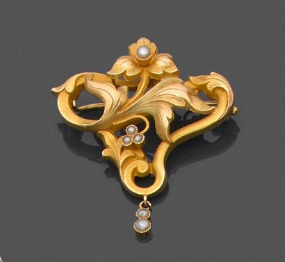 Ensemble de deux broches et un *pendentif...