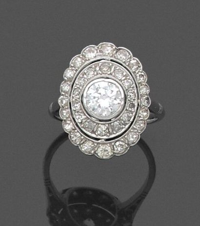 Bague en or gris 750 millièmes ornée au centre...
