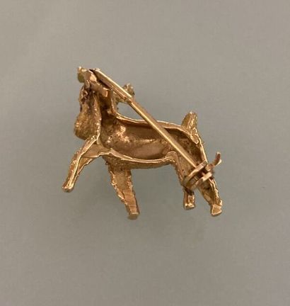 750 thousandth yellow gold brooch featuring...