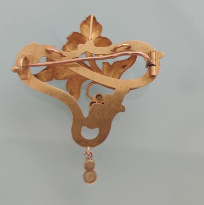 Ensemble de deux broches et un *pendentif...