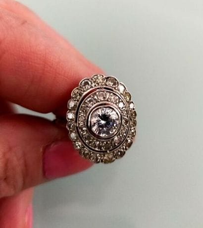 Bague en or gris 750 millièmes ornée au centre...