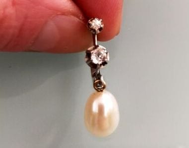 Pair of earrings in 750 thousandths white...
