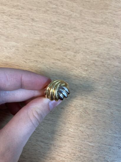 Ring in two-tone 750-thousandths gold, the...