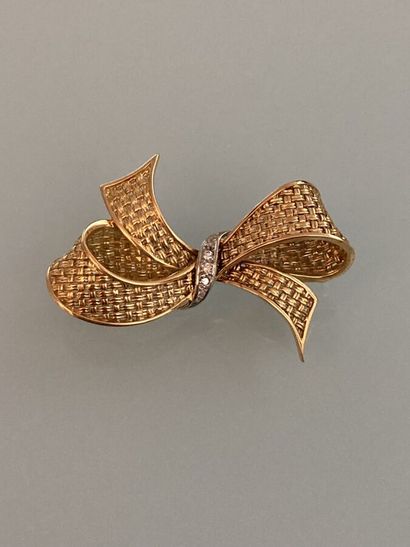 Brooch in 750 thousandths yellow gold featuring...