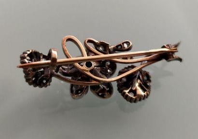 Broche à motif de fleur et feuillage en or...