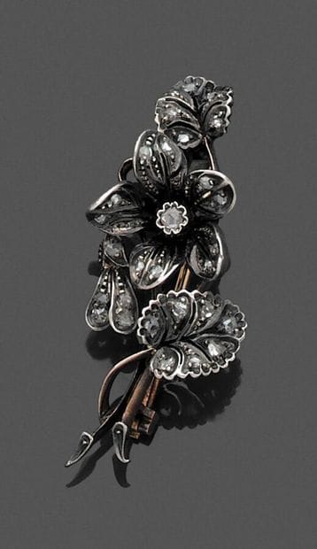 Broche à motif de fleur et feuillage en or...