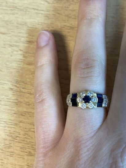Ring in 750 thousandths yellow gold, the...