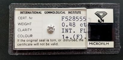 Round brilliant-cut diamond in plastic. Accompanied...