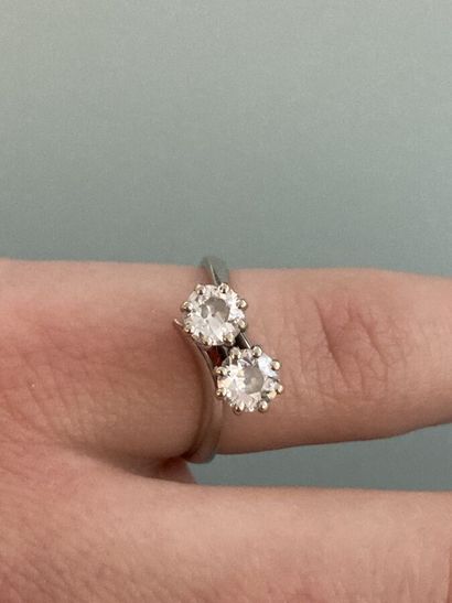Bague en or gris 750 millièmes ornée au centre...