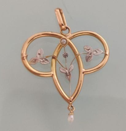 Ensemble de deux broches et un *pendentif...