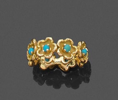 Ring in engraved and diamond-patterned yellow...