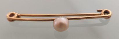 Ensemble de deux broches et un *pendentif...