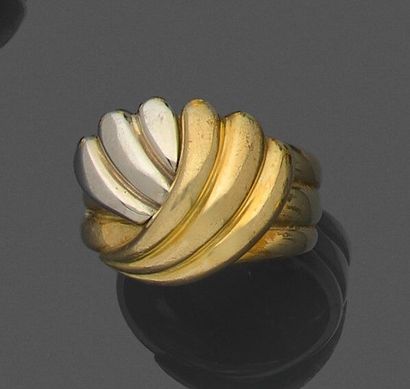 Ring in two-tone 750-thousandths gold, the...