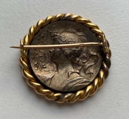 Broche de forme ronde en or jaune 750 millièmes...
