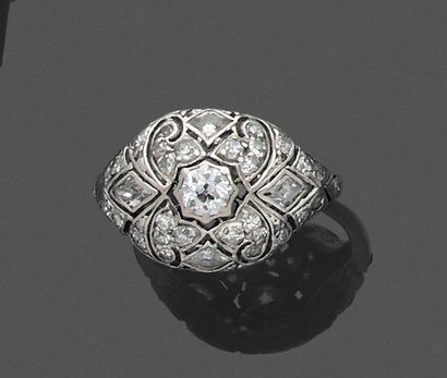Bague en platine 850 millièmes, le centre...