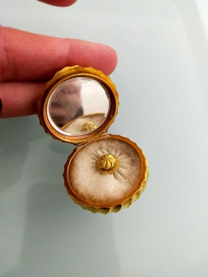 Round powder case pendant in 750-thousandths...