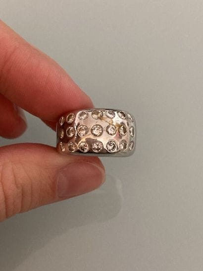 Bague en or gris 750 millièmes, le centre...