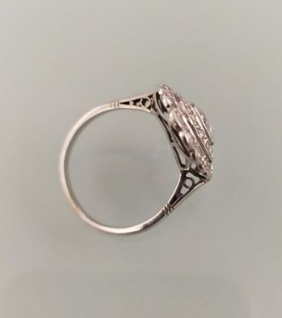 Bague en or gris 750 millièmes ornée au centre...