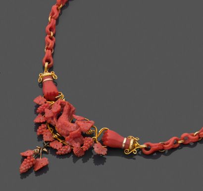 Lot orné de corail (réalisé en parties et...
