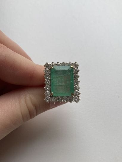 750-millimeter white gold ring set with a...