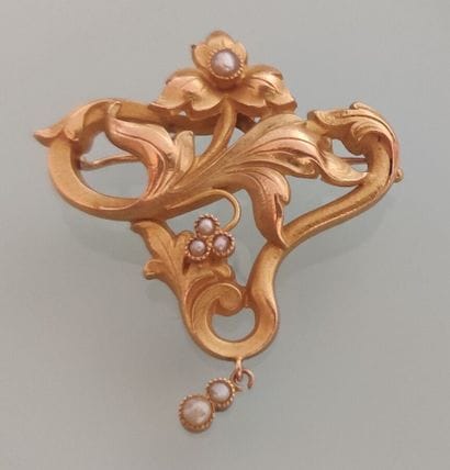 Ensemble de deux broches et un *pendentif...