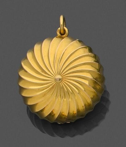Round powder case pendant in 750-thousandths...