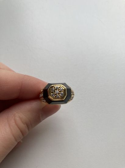 Ring in 750 thousandths yellow gold, the...